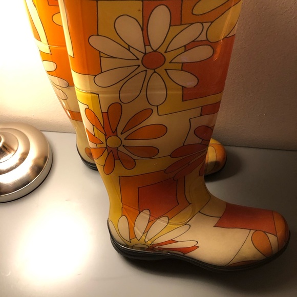 Kamik ladies retro style rain boot. Size 7. - Picture 1 of 4